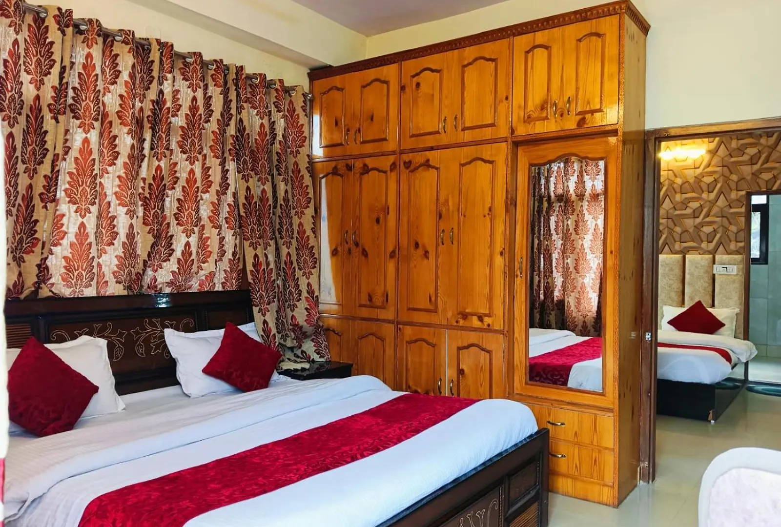 ****  The White House - A Four Star Luxury Hotel Шимла Индия